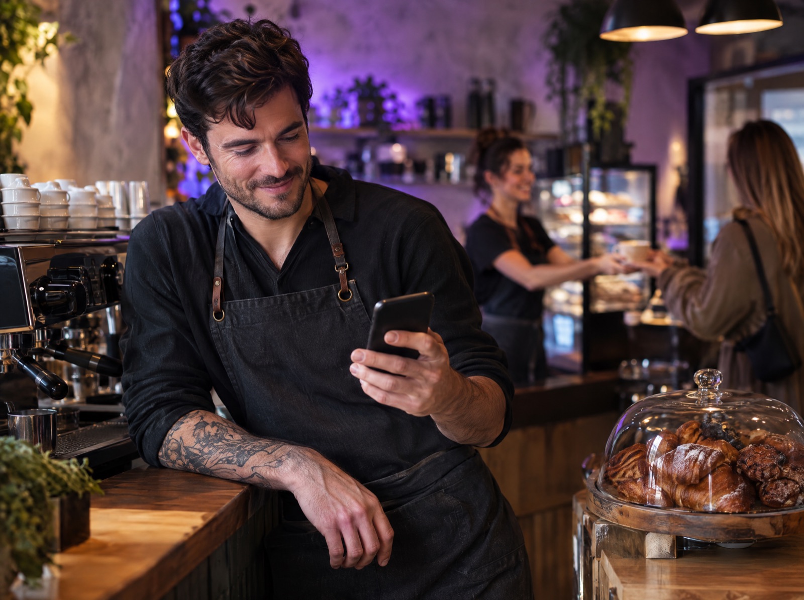 Ein Café-Inhaber genehmigt auf seinem Handy eine Antwort seines KI-Agenten
